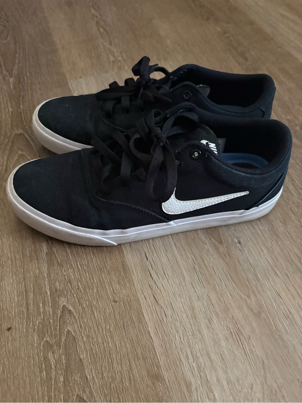 Nike Men’s Black and White Low-Top Skate Sneakers